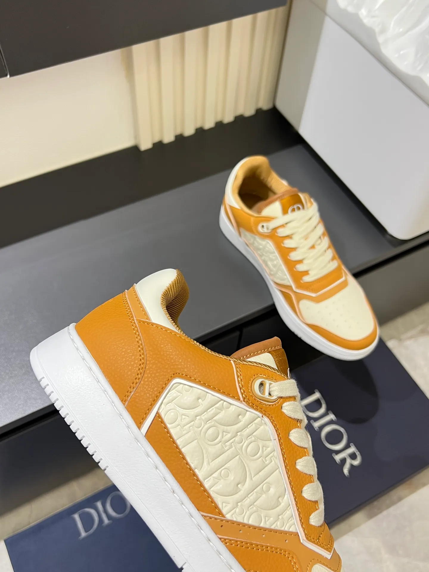 Men's shoes 💰p400 "Dio*" mid-top B27 casual sneakers. This B27 high-top sneaker is a new product in the series and continues Di*r's classic style. Crafted from gray and white smooth calf leather with beige and black Oblique print panels on the sides. The "CD Icon" shaped shoelace eyelets are clever and delicate, and the two-color rubber sole, rear collar and heel are all equipped with the brand's iconic details to enhance the style. Oblique printed straps at the ankle allow for an adjustable fit to complement the overall design. Fashionable and versatile, it can complement any look. Create an exquisite design with unique dynamic vitality and modern atmosphere, presented in low-top and high-top styles. This new must-have shoe adds a new dimension to Dior's archive heritage, embodying modern elegance. Purchase the original version and make it 1:1. If you need top quality, please come to me! Male 38-44!